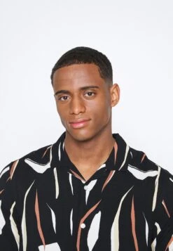 Pier One Contemporary Art Regular Resort- Shirt - Black -Pier One 209c2b8fb1b54d8599c6f0e75d4a20f4