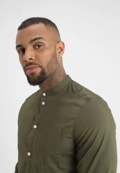 Pier One Muscle Fit Stand- Shirt - Oliv 11 Pier One Muscle Fit Stand- Shirt - Oliv -Pier One 259eaf52e4d4427a96fee394df68933f