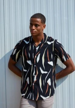 Pier One Contemporary Art Regular Resort- Shirt - Black -Pier One 2d83ec63d164465989dae86a7aa08f89