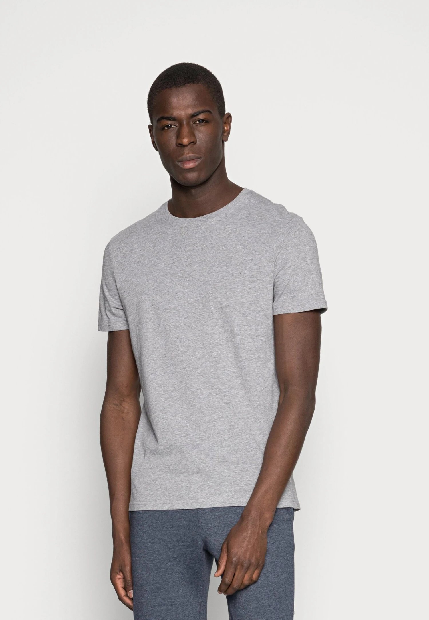 Pier One 3 Pack - Basic T-Shirt - White/Black/Light Grey 6 Pier One 3 Pack - Basic T-Shirt - White/Black/Light Grey - Image 4