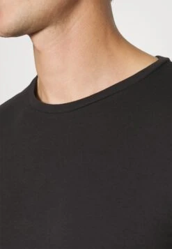 Pier One 3 Pack Muscle Fit- Basic T-Shirt - Black -Pier One 4bb67ef78ddb494cb68f3fbd13ed6a54