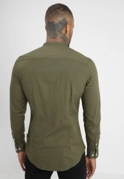 Pier One Muscle Fit Stand- Shirt - Oliv 9 Pier One Muscle Fit Stand- Shirt - Oliv -Pier One 6203a98ce2074a57aa2427fe331f99cb