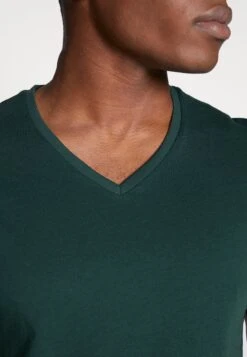 Pier One 3 Pack- Basic T-Shirt - Black, Grey, Green -Pier One 75d8e7abd9c649fe8ff382e42bf08591