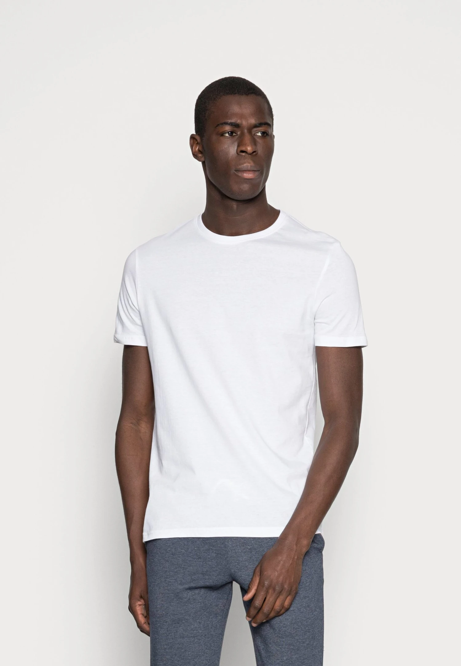 Pier One 3 Pack - Basic T-Shirt - White/Black/Light Grey 4 Pier One 3 Pack - Basic T-Shirt - White/Black/Light Grey - Image 2