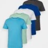 Pier One 5 Pack - Basic T-Shirt - Blue/Dark Blue/Light Green 1 Pier One 5 Pack - Basic T-Shirt - Blue/Dark Blue/Light Green -Pier One 8829d927b1a546d58909a54b59b2fce3