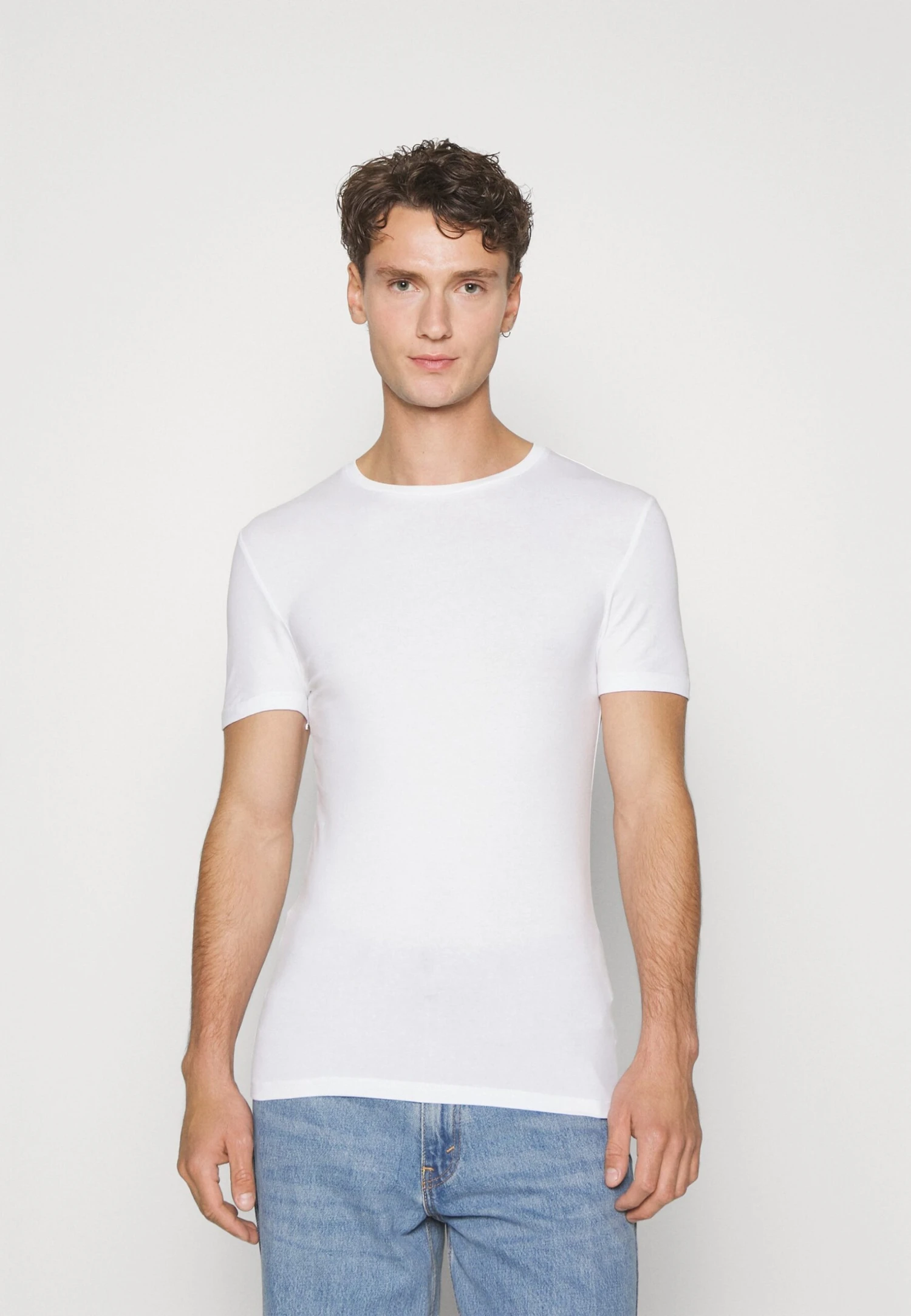 Pier One 3 Pack Muscle Fit- Basic T-Shirt - White 4 Pier One 3 Pack Muscle Fit- Basic T-Shirt - White - Image 2