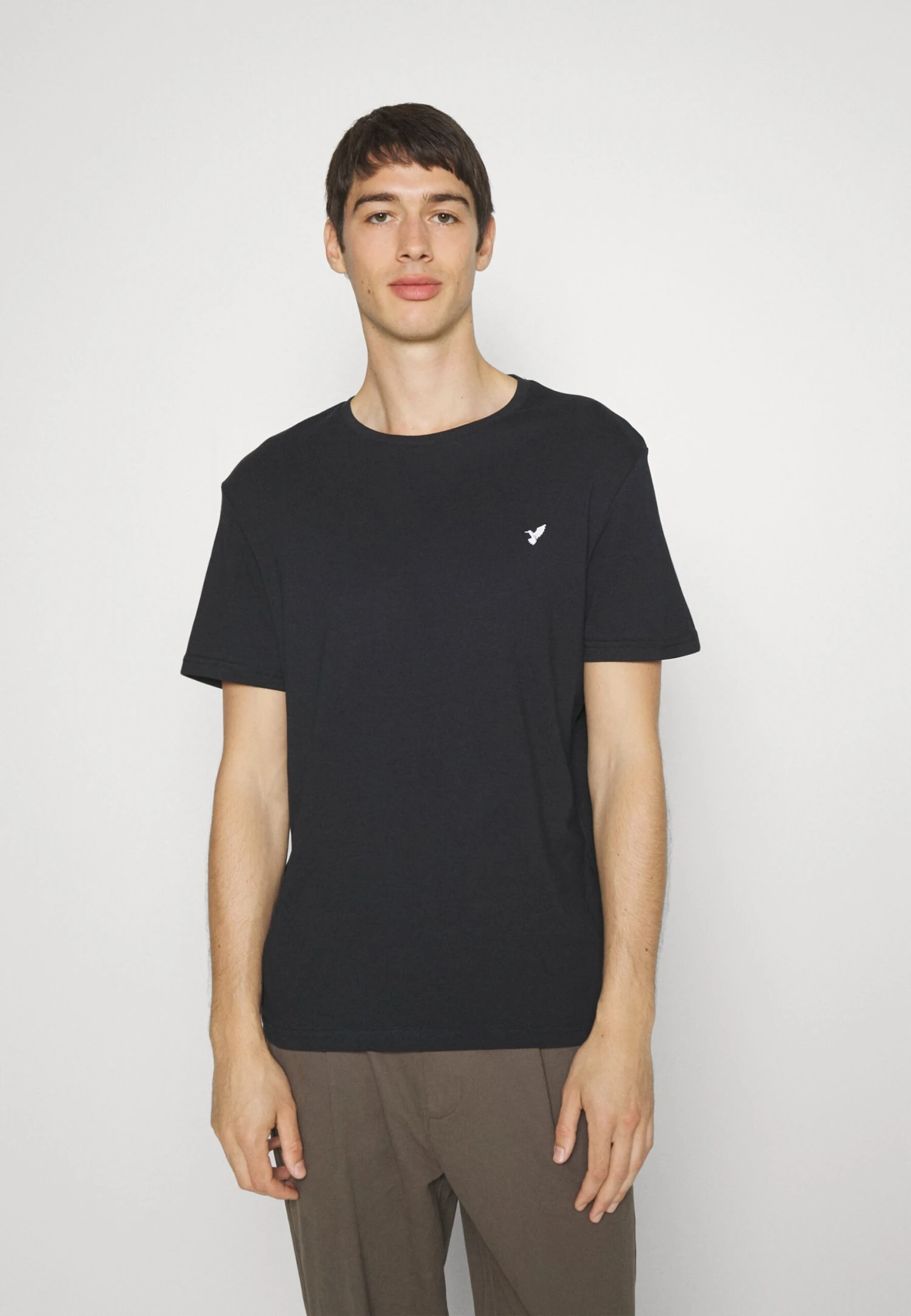 Pier One 5 Pack - Basic T-Shirt - Black/White/Dark Blue 7 Pier One 5 Pack - Basic T-Shirt - Black/White/Dark Blue - Image 5