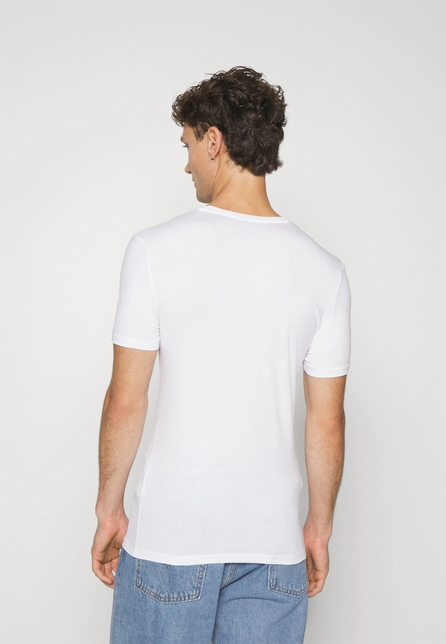 Pier One 3 Pack Muscle Fit- Basic T-Shirt - White 5 Pier One 3 Pack Muscle Fit- Basic T-Shirt - White - Image 3