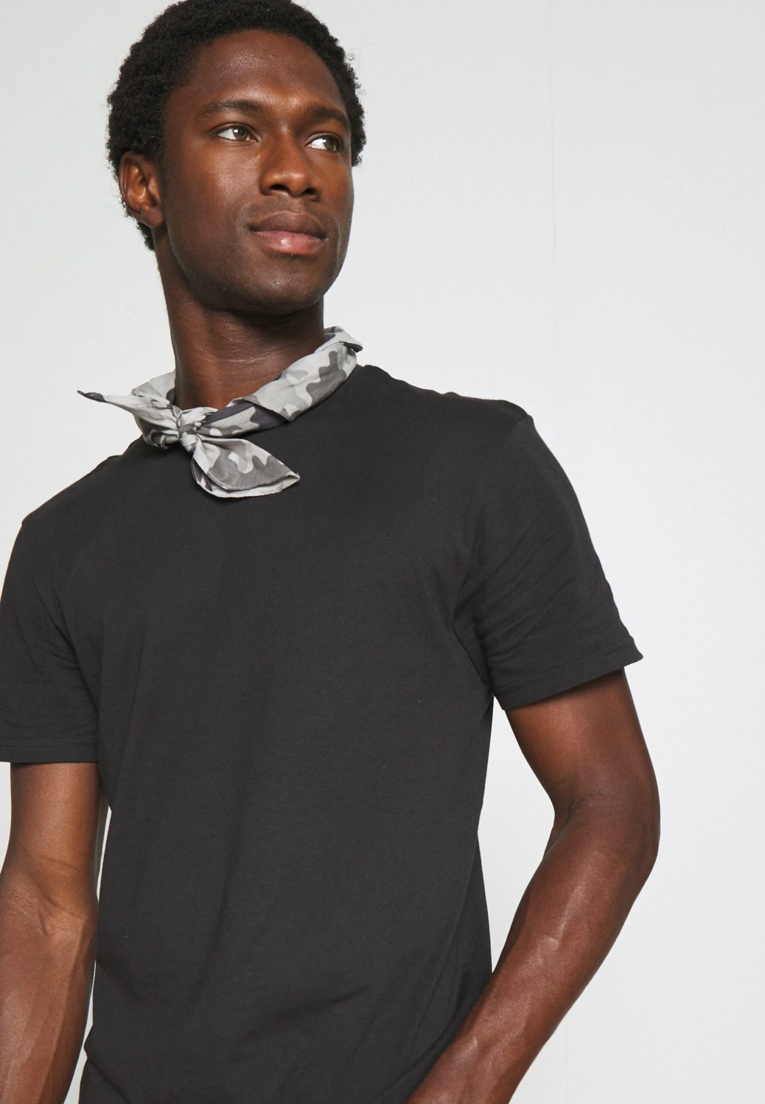 Pier One 3 Pack - Basic T-Shirt - Black/Mottled Dark Grey/Bordeaux 8 Pier One 3 Pack - Basic T-Shirt - Black/Mottled Dark Grey/Bordeaux - Image 6