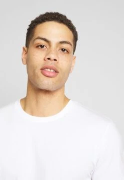 Pier One 3 Pack - Basic T-Shirt - White/Dark Blue/Red -Pier One bb58520a3fdd4addbd204975d9a479ed