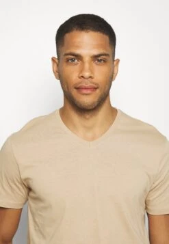 Pier One 3 Pack - Basic T-Shirt - Khaki/Tan/Dark Blue 15 Pier One 3 Pack - Basic T-Shirt - Khaki/Tan/Dark Blue -Pier One bbffca6578f845cdab35cb6a6e69d608