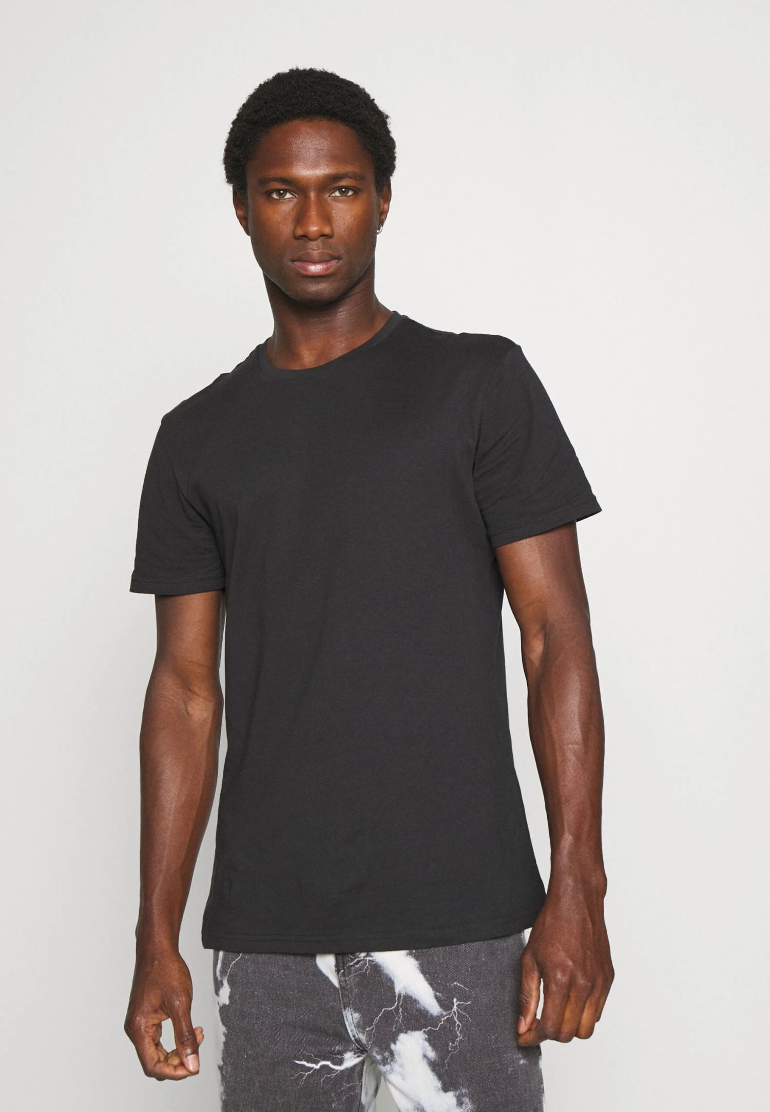 Pier One 3 Pack - Basic T-Shirt - Black/Mottled Dark Grey/Bordeaux 4 Pier One 3 Pack - Basic T-Shirt - Black/Mottled Dark Grey/Bordeaux - Image 2