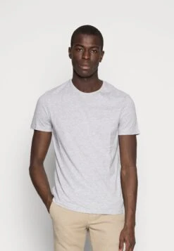 Pier One 5 Pack - Basic T-Shirt - Dark Blue/Grey/Khaki 13 Pier One 5 Pack - Basic T-Shirt - Dark Blue/Grey/Khaki -Pier One fb97d3a70f594235aa02f60b48ba6fae