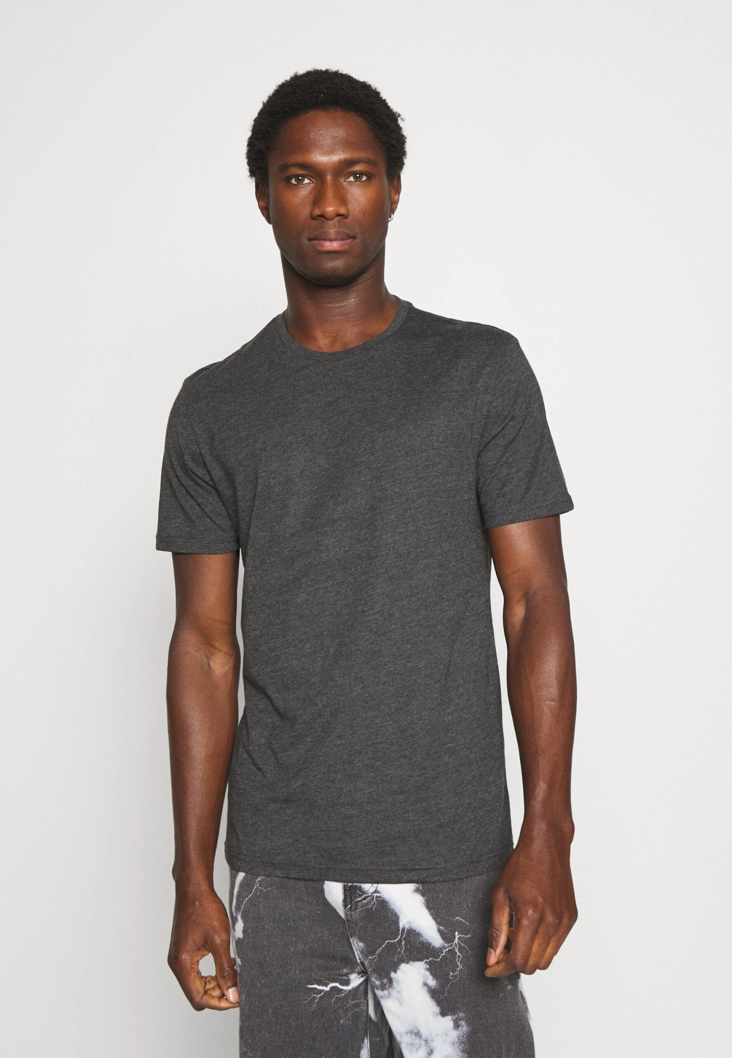 Pier One 3 Pack - Basic T-Shirt - Black/Mottled Dark Grey/Bordeaux 6 Pier One 3 Pack - Basic T-Shirt - Black/Mottled Dark Grey/Bordeaux - Image 4